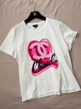 Auth Chanel 23N Pink Heart CC Logo Graphic White T-Shirt - Size XL